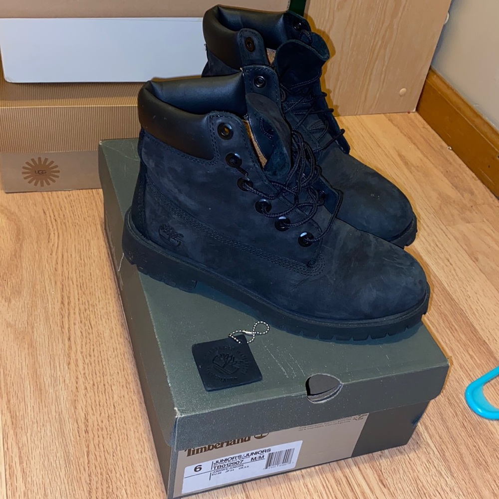 Juniors black timberlines (fits a 8/8.5 woman’s foot)
